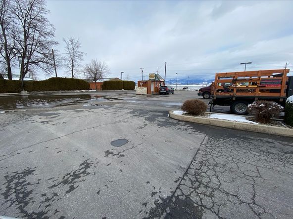 Hamilton Pizza Hut Parking Lot: 1006 N 1st St, Hamilton, MT 59840